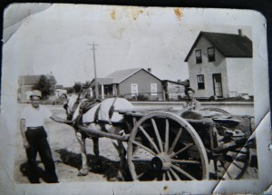 Roland Tremblay et un homme inconnu, rue Lamoureux à Deschênes, Collection : Album de famille, Lynne Rodier