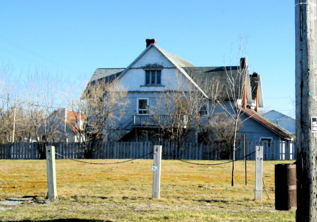 La maison grise au 84, chemin Vanier